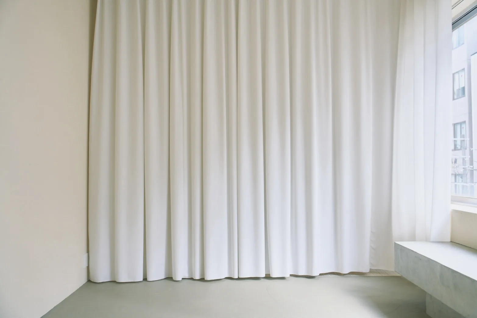 カーテンを閉じたLIGHT BEIGE ROOMのフィッティングスペース