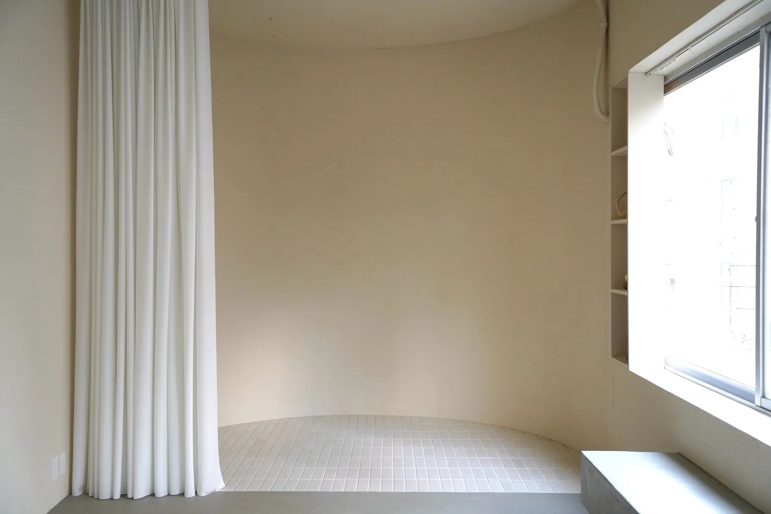 カーテンを窓側へ寄せたLIGHT BEIGE ROOM
