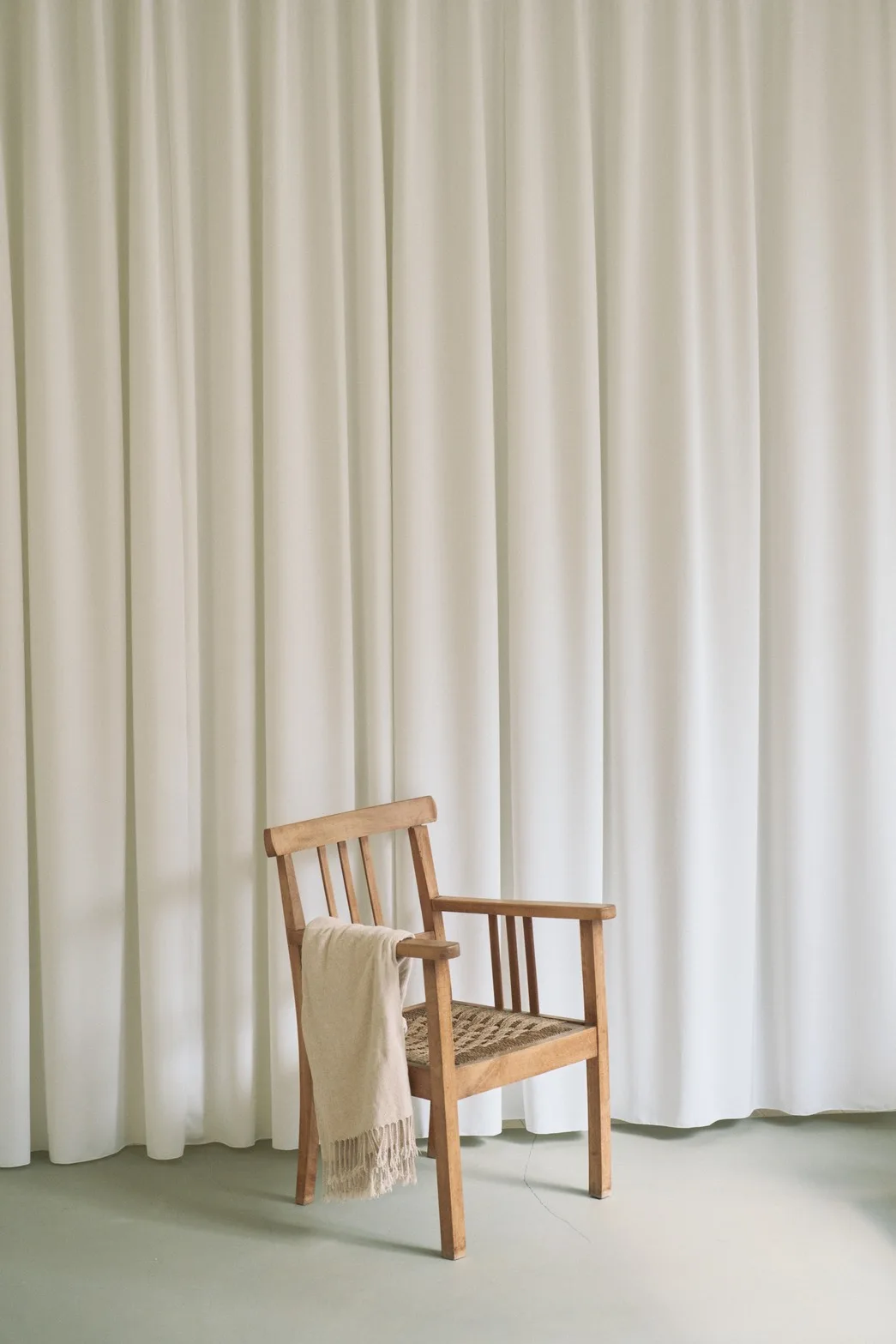LIGHT BEIGE ROOMのカーテンを背景にした撮影例