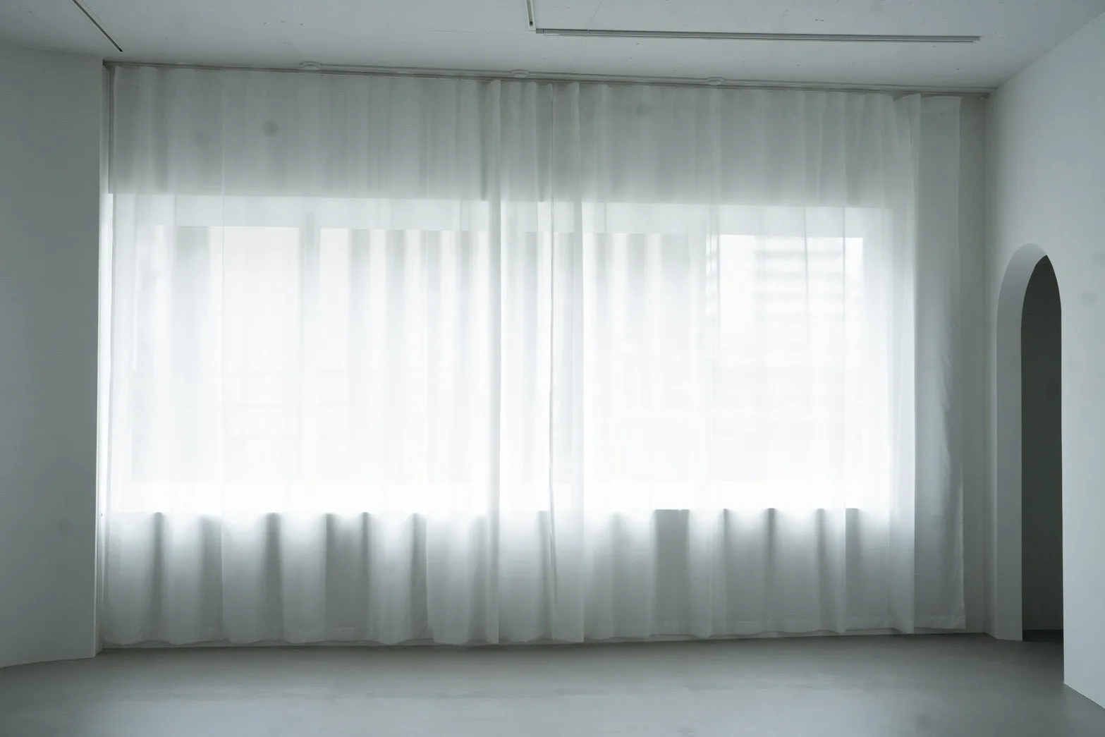 白いカーテンを閉じて自然光を柔らかく取り込むWHITE ROOM