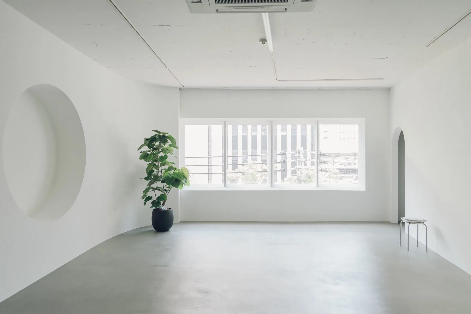 カーテンを収納した開放的なWHITE ROOMの大きな窓