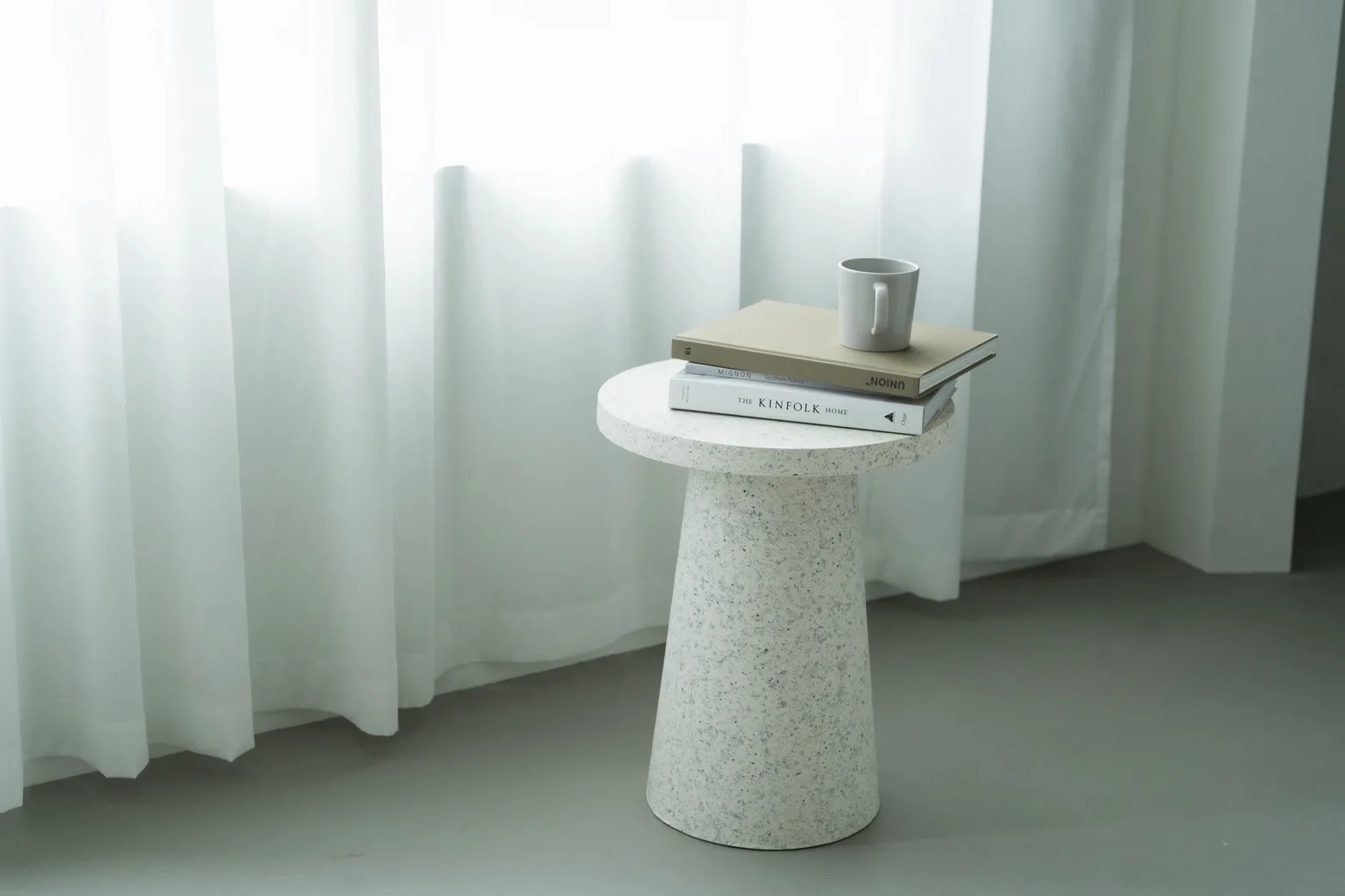 カーテン越しの自然光を生かしたWHITE ROOMの撮影イメージ