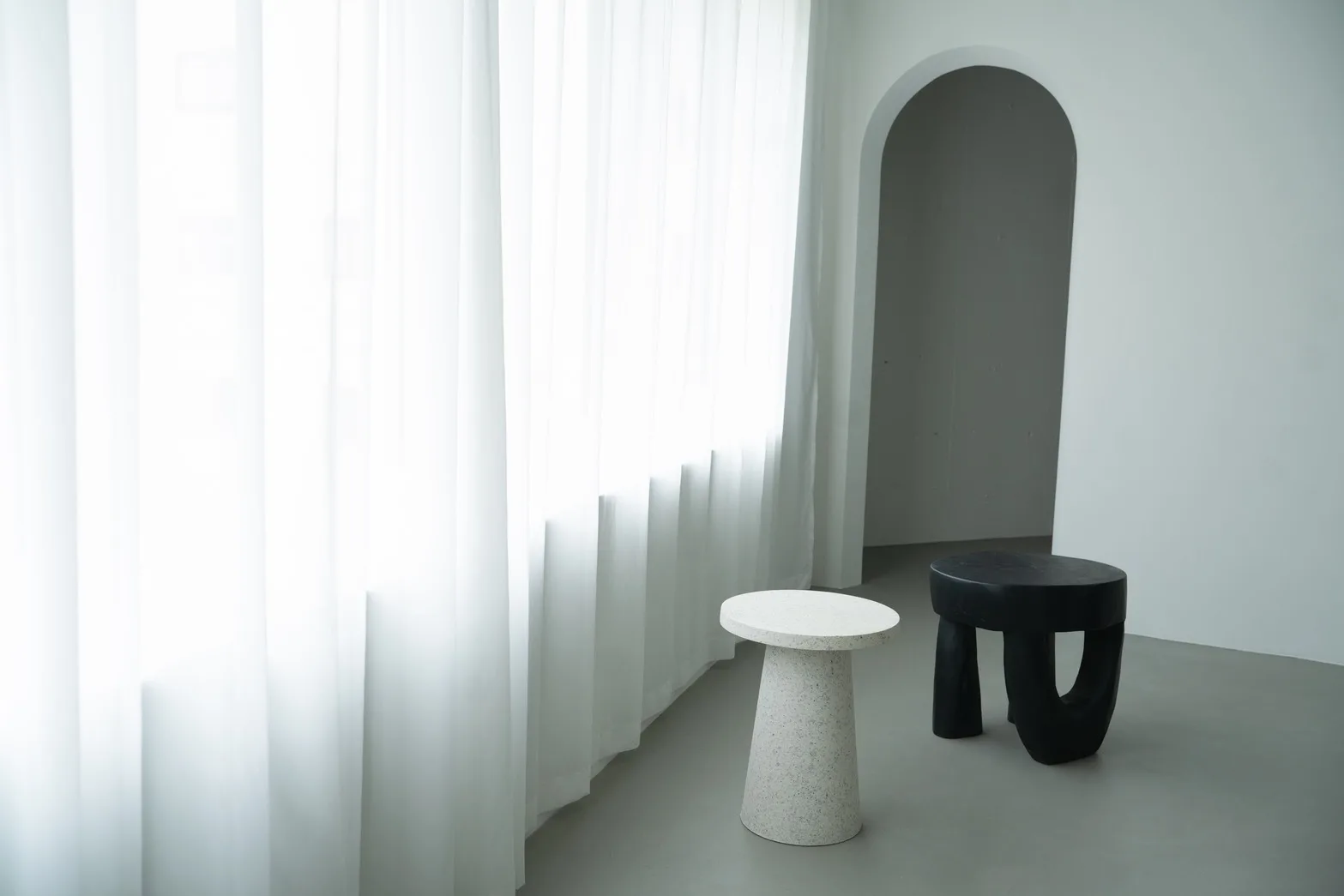 大きな窓のカーテンと家具を組み合わせたWHITE ROOMの撮影イメージ