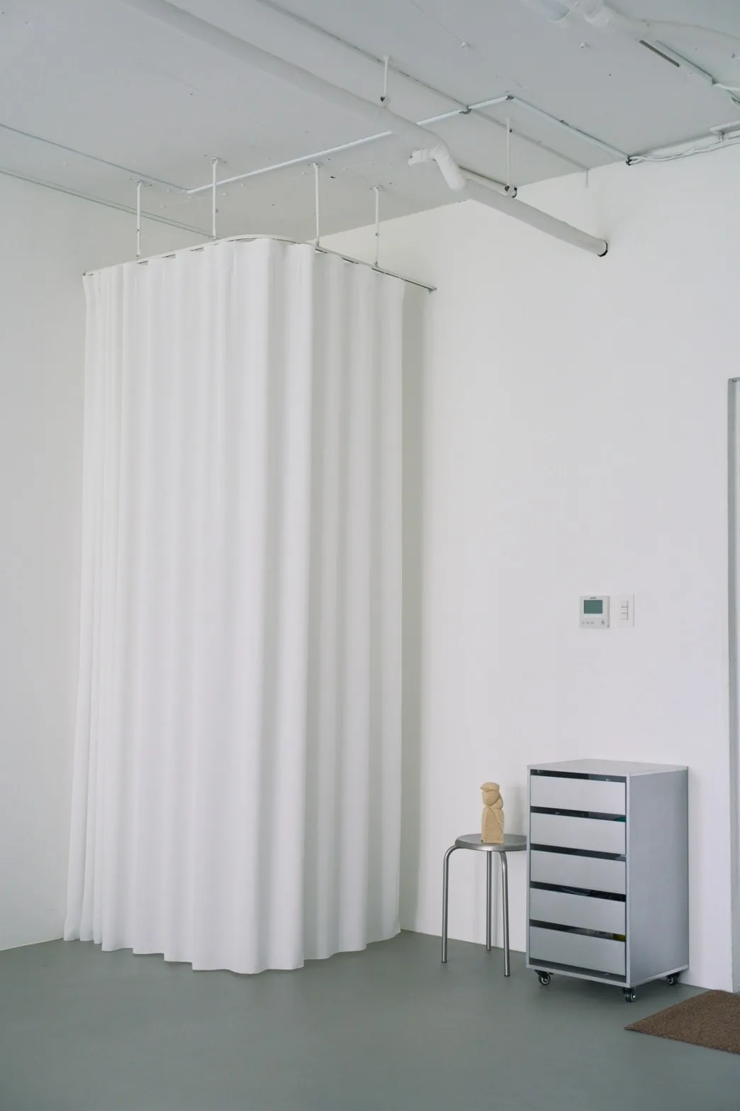 WHITE ROOMの白いカーテンで仕切られたフィッティングルーム