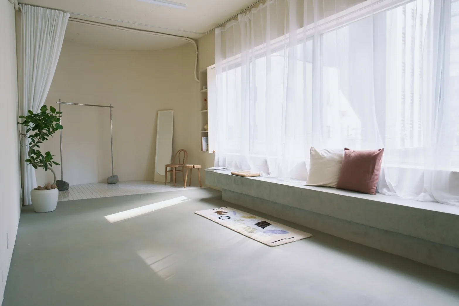 大きな窓から自然光が入るLIGHT BEIGE ROOM