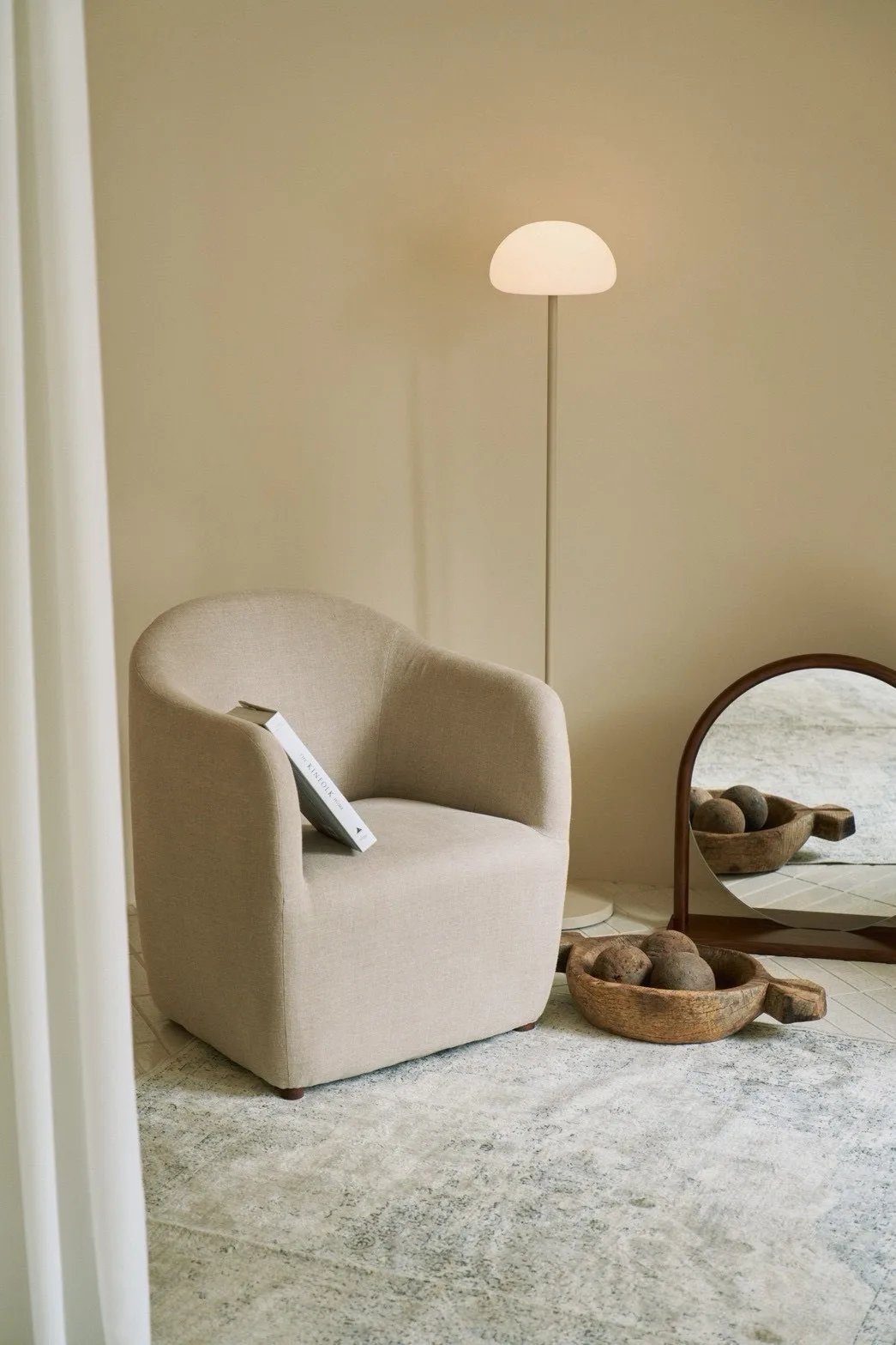 チェアとミラーを配したLIGHT BEIGE ROOM