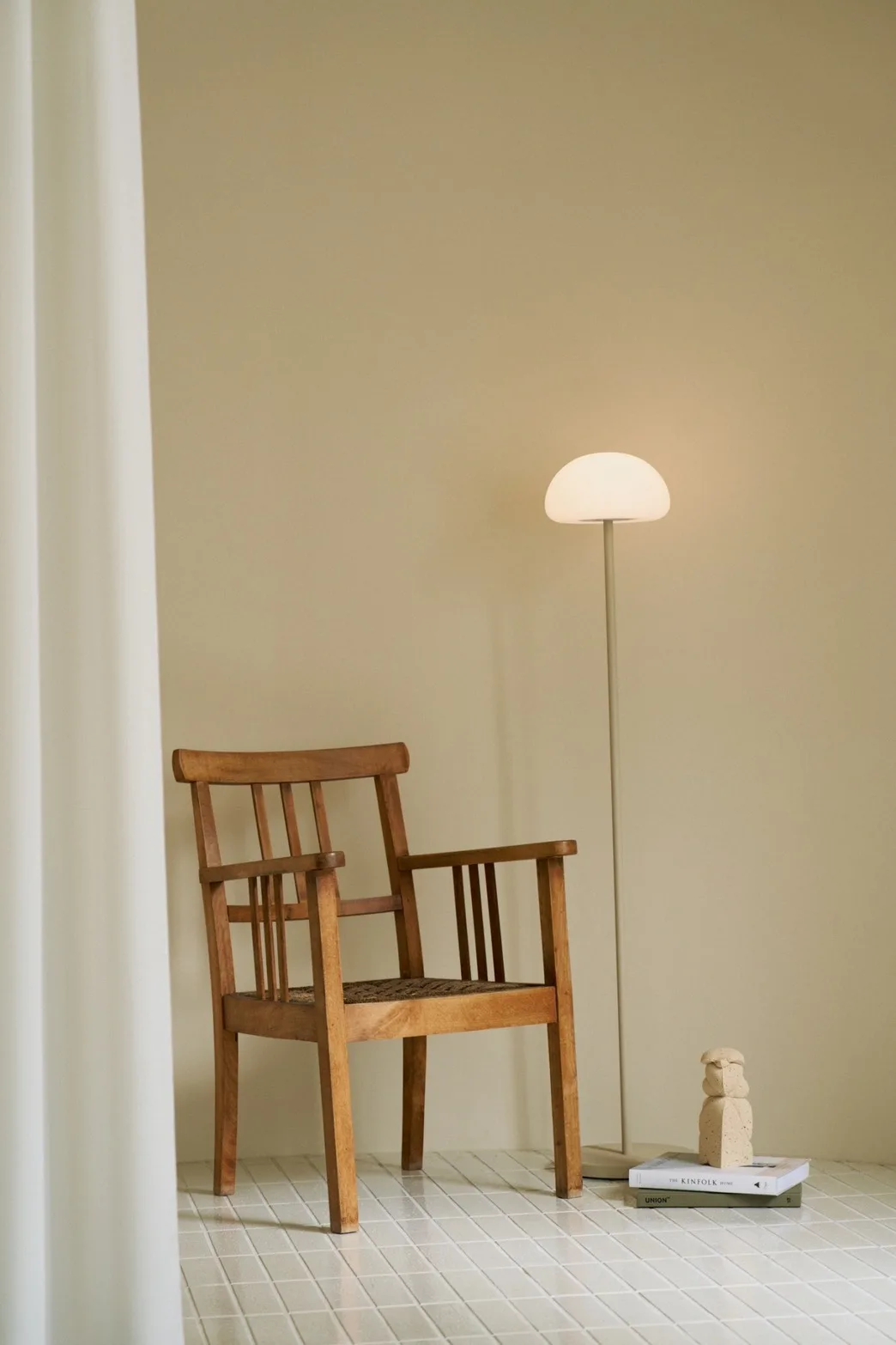 木製チェアとフロアライトを配したLIGHT BEIGE ROOM
