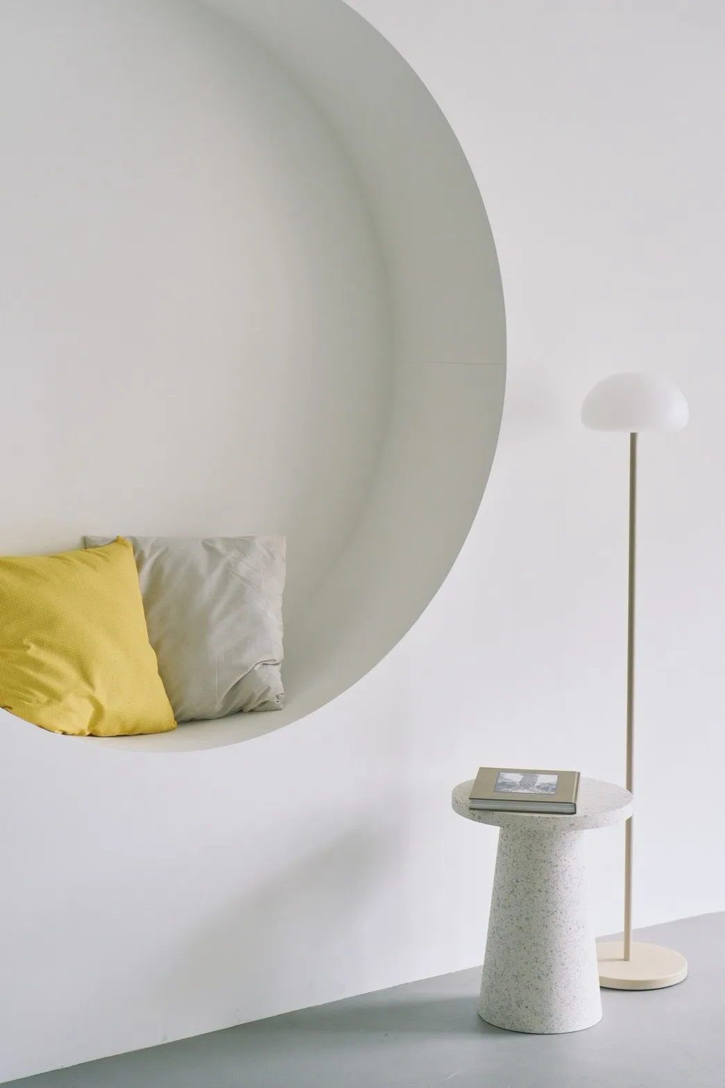 円形ニッチを使ったWHITE ROOMの家具配置例